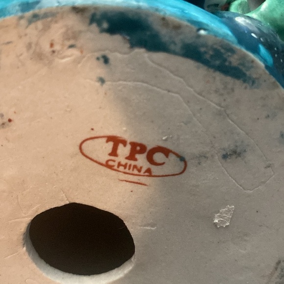 Elegant Porcelain Figurine with Gold Accents - Picture 5 of 16